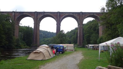 Camp unter der Brücke.JPG