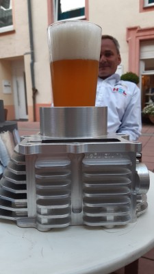 Kuntzinger CNC 690 ccm  sagt Prost.JPG