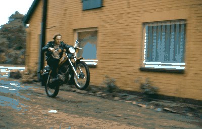 XL185S_Wheelie.jpg
