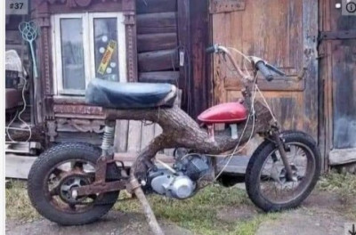 Motorrad mit viel Holz.jpg