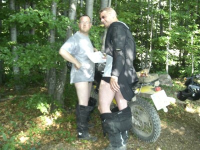 Das trägt man(n) so im Wald..-).JPG