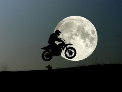 Tom im Mond klein.jpg